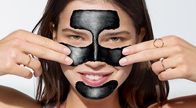 Кои са трите лесни стъпки при лечението на черни точки и пъпки и как може да помогне активният въглен за това?